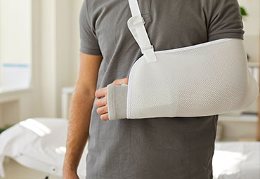Personal injury law – Man with an arm in a cast seeking legal assistance for injury claims.